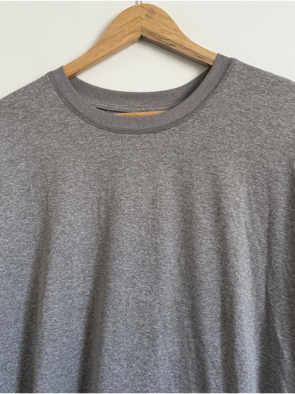 Vuori Energy Tee Shirt Size Medium Gray Women’s Crop Athletic T Shirt Top - Picture 3 of 7